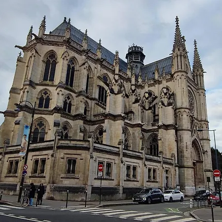 Au Spatial فندق